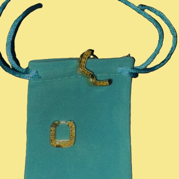 Stunning 24 Carat Gold Filled-Flip-Back Earrings Quatrefoil Design NWOT - Picture 4 of 9